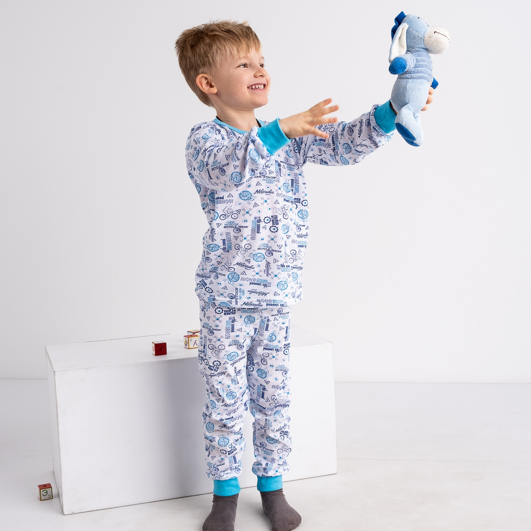 1083-89 Бома пижама белая с голубым на ребенка 4-6 лет трикотажная (3 ед. размеры: 104.110.116)